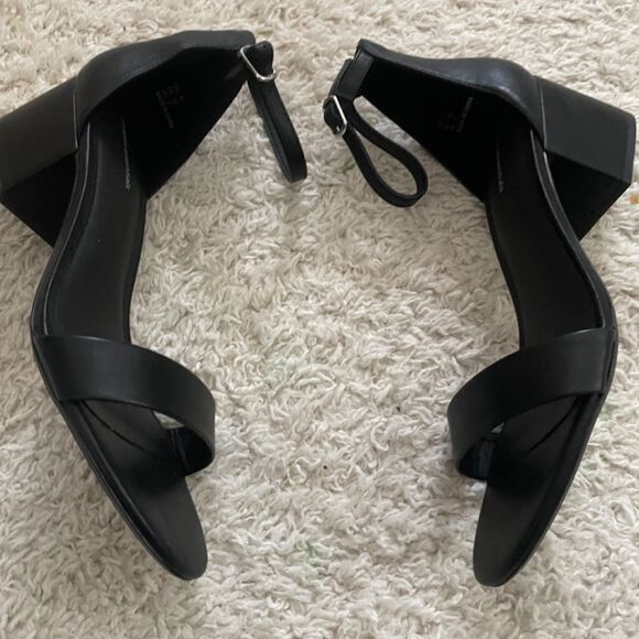 NEW Size 8 Strap Sandals - Picture 7 of 12